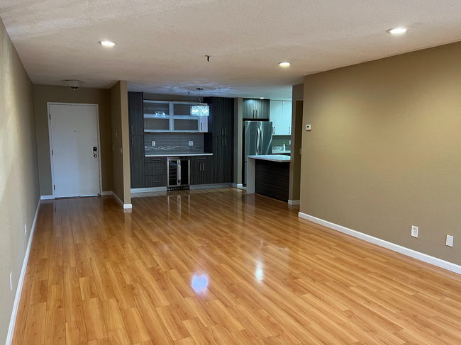 Building Photo - Spacious 3 Bed 2 Bath Condo Located in Des...