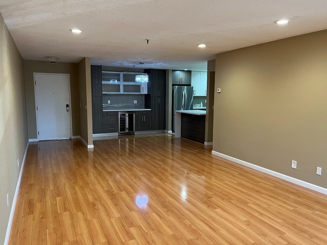 Building Photo - Spacious 3 Bed 2 Bath Condo Located in Desirable Mountain View Location