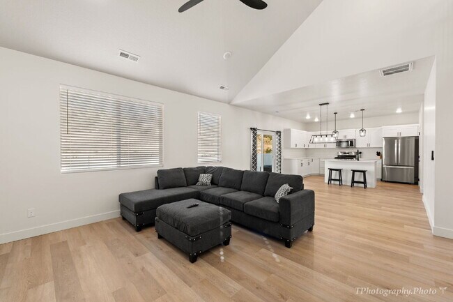 Foto del edificio - Newly Built Townhome with Private Bedroom Near SUU | Utilities Included | Female Housing | $600/M...