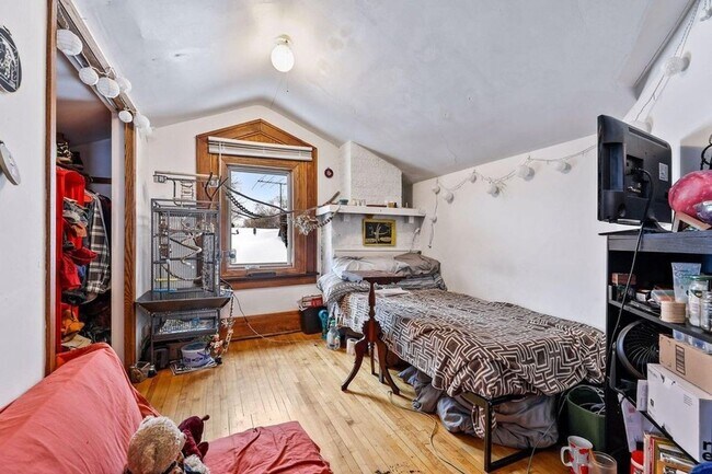 Building Photo - 6 bedroom 2 bathroom available June 2026