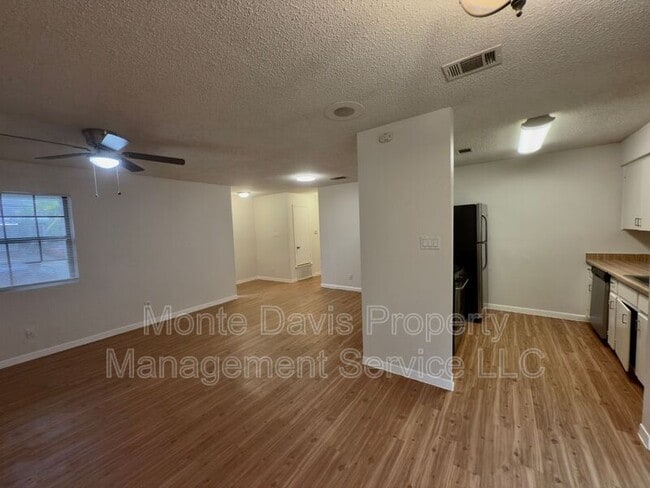 Building Photo - 115 Waller St