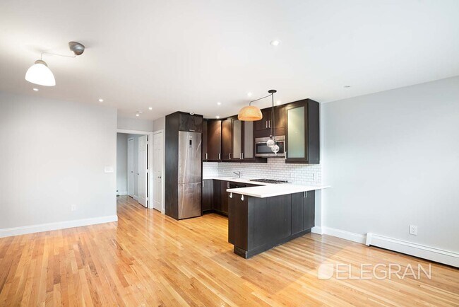 Foto del edificio - 1079 Seneca Ave