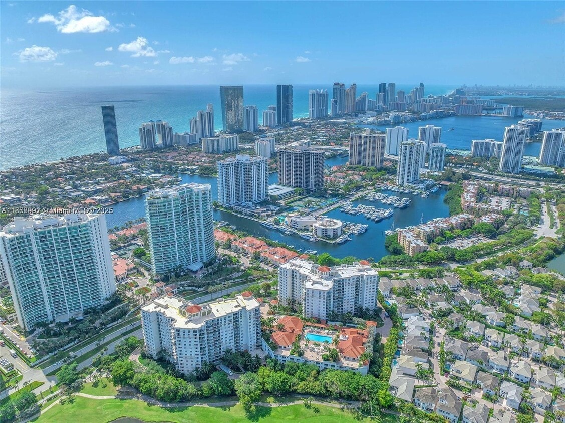 Foto principal - 20000 E Country Club Dr