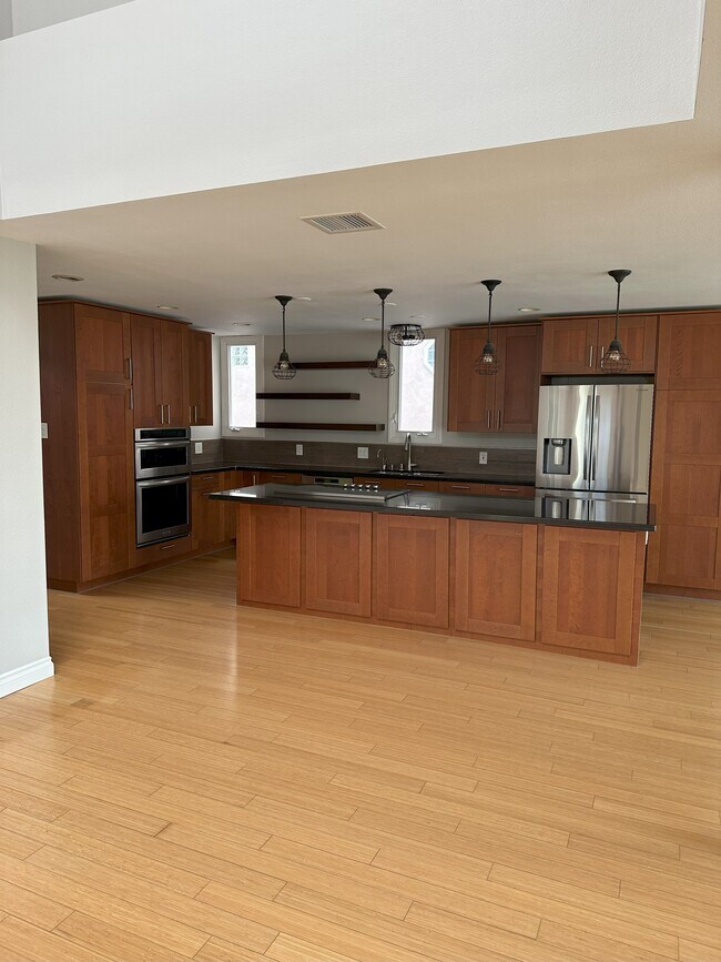 Hermosa cocina abierta remodelada - 4659 Park Dr