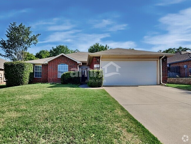 Building Photo - 3207 Athens Dr