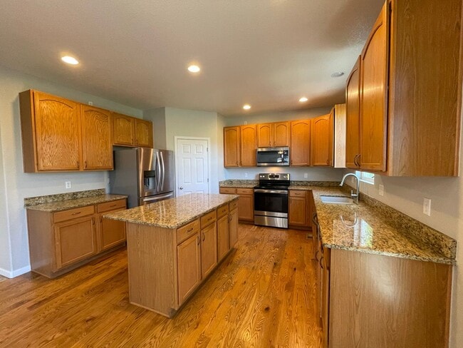 Building Photo - Exceptional Executive Home!