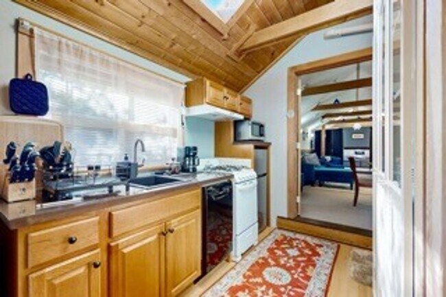 Foto del edificio - Rare Furnished Dream Studio in Langley wit...