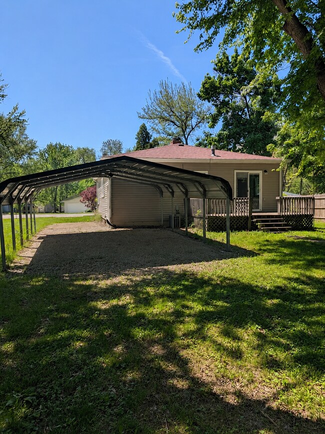 Foto del edificio - Cozy 2 Bedroom Home With Covered Parking in East Moline!