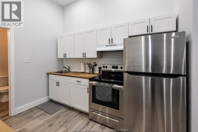 Photo du bâtiment - 493 University Ave W