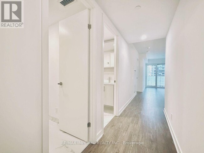 Building Photo - 88 Queen St E