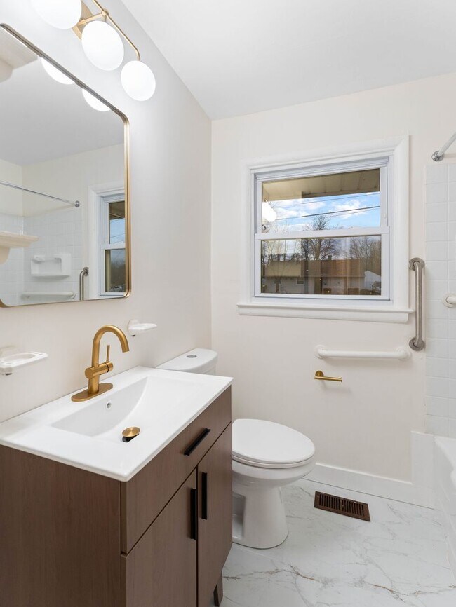 Foto del edificio - Fully Renovated 4-Bedroom Home with Large Fenced Yard in Clayton