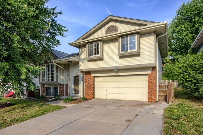 Building Photo - Open Layout with Fenced Yard & Great Locat...