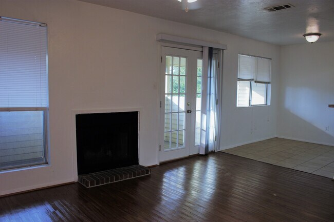 Foto del edificio - Renovated 2 Bed Rental with Balcony & Fireplace