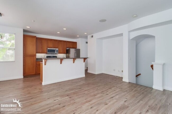Building Photo - Charming 2Bdm 2Ba Tri-Level Condo in Otay ...
