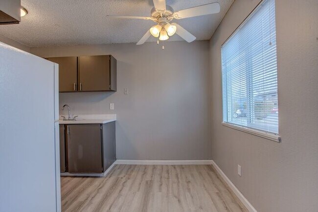 Foto del edificio - Cozy Studio Apartment - 1st Month Free Ren...