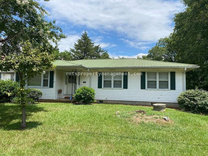 Quaint Country Cottage on Main Street - Quaint Country Cottage on Main Street