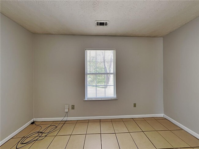 Building Photo - 6114 Green Acres Dr SW