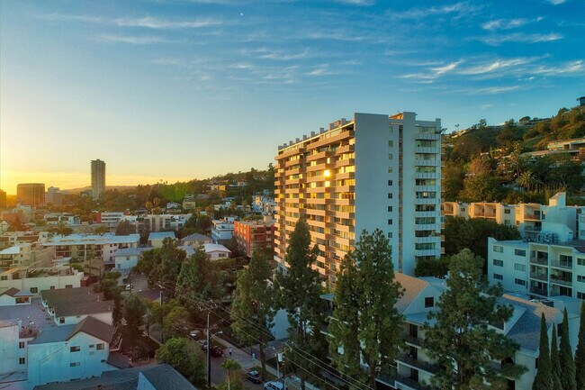 Foto del edificio - 8787 Shoreham Dr