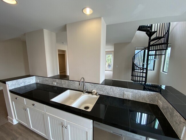 Foto del edificio - 11611 Montana Avenue, Unit PH2