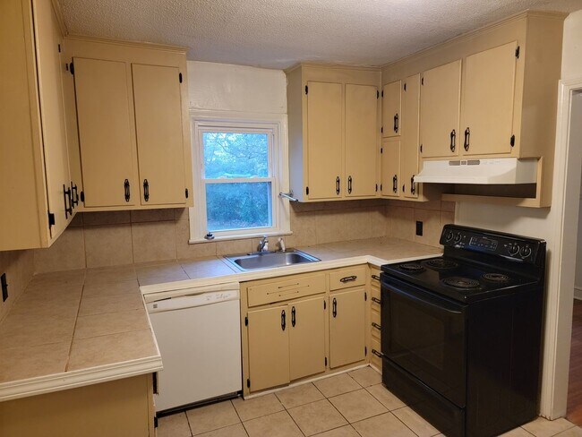 Building Photo - 1605 Textile Dr