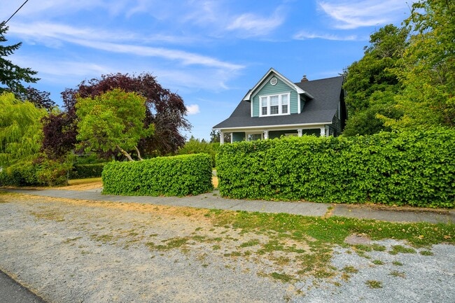 Building Photo - Large Single Family home with Bonus Room!