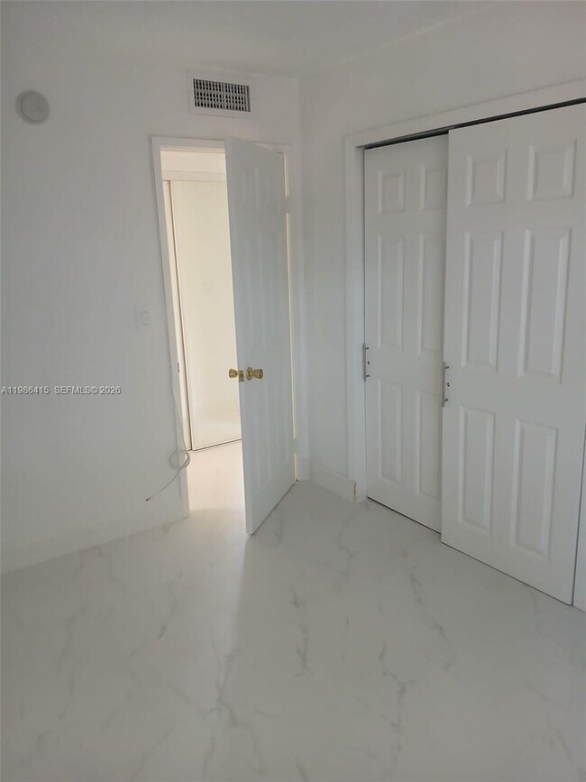 Foto del edificio - 8405 NW 8th St