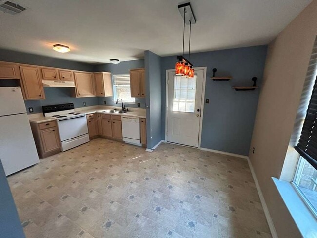 Building Photo - 3830 Kiest Knoll Dr