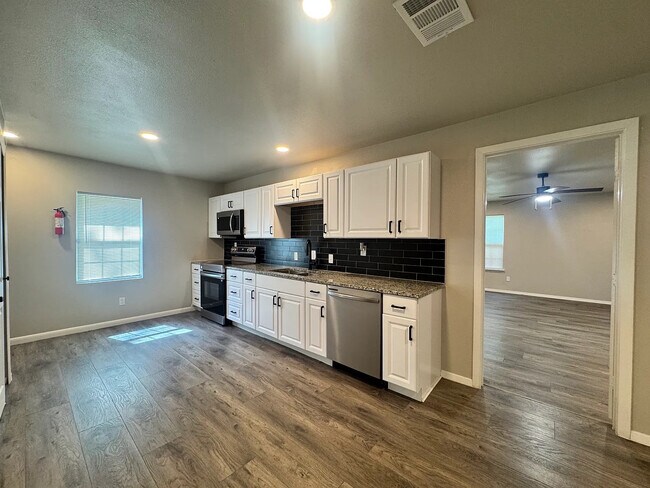 Foto del edificio - Room in House on Cross St