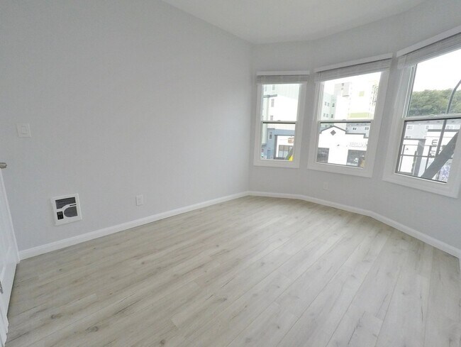 Building Photo - Fully Remodeled 1-Bed Apt with In-Unit Lau...