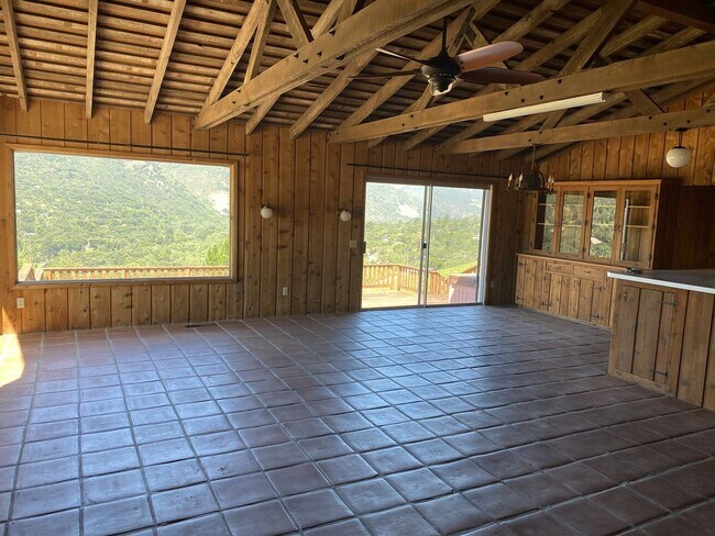 Foto del edificio - 65 E Carmel Valley Rd