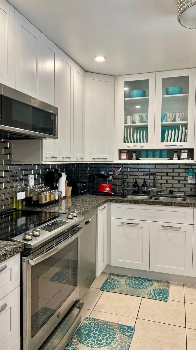 Foto del edificio - 140 S Cypress Rd