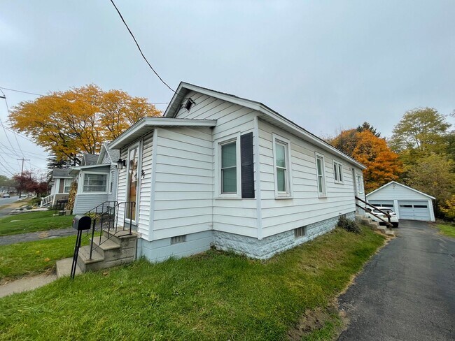 Building Photo - Cute Home In Scotia! MUST See!