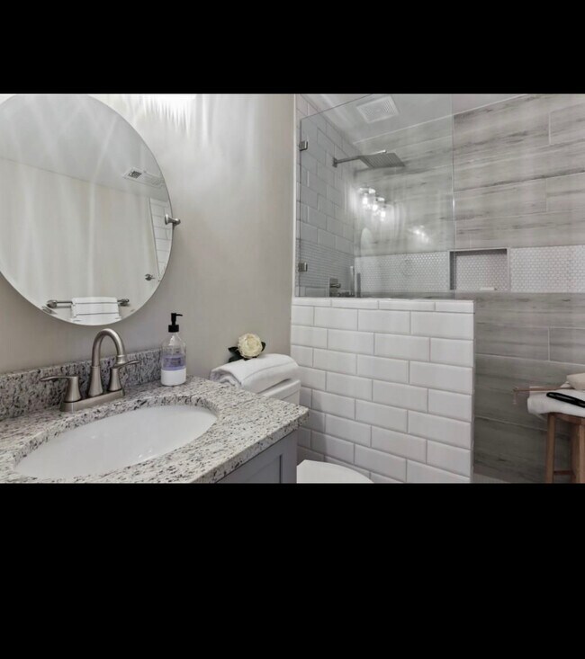 Foto del edificio - 5115 Martins Crossing Rd