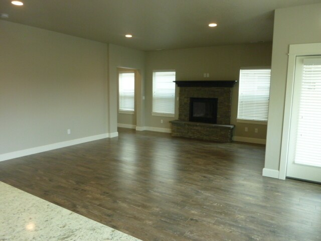 Foto del edificio - MOVE IN SPECIAL 1/2 OFF FIRST MONTHS RENT-...