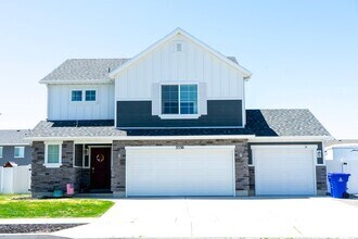 Building Photo - 3536 Bayview Dr