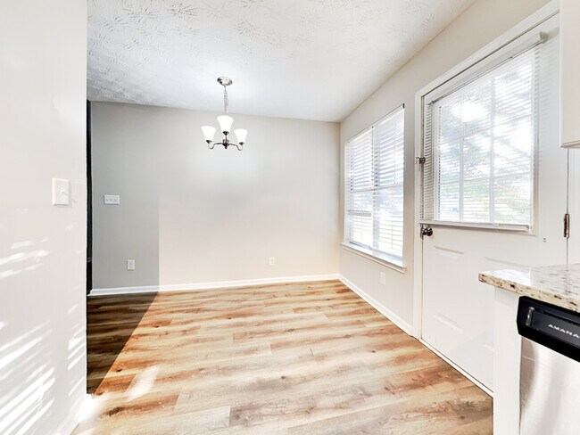 Foto del edificio - 200 Adam Cir