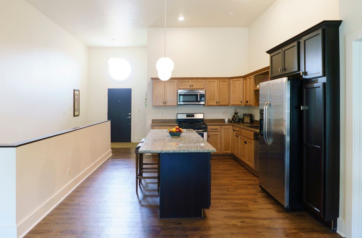 Foto principal - 3 Bedroom Townhome Available August 1st, 2026