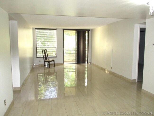 Foto del edificio - 6751 N University Dr