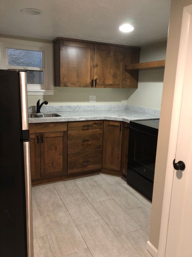 Marble counter tops. - 469 G St