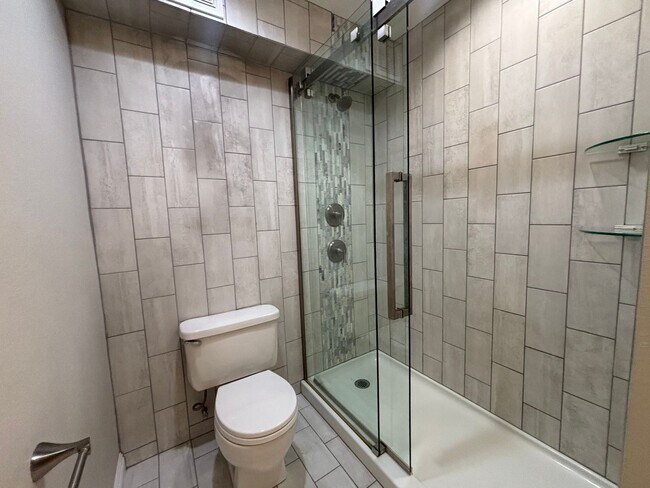 Foto del edificio - Beautifully remodeled Two bedroom Two Bath Condo in Golden Hills!