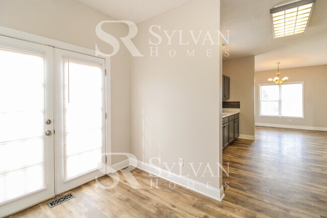Building Photo - Easy living in this 3 BR, 2.5 BA home