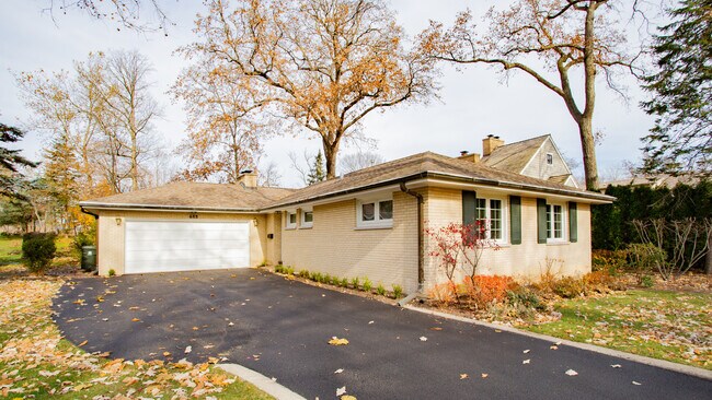 Building Photo - 688 Greenbriar Ln