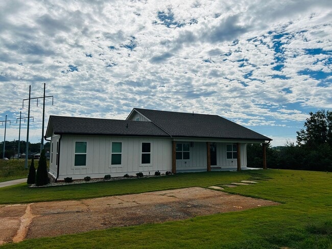 Foto del edificio - Stunning 4 bedroom 2.5 bath near Downtown Newnan! Must see!
