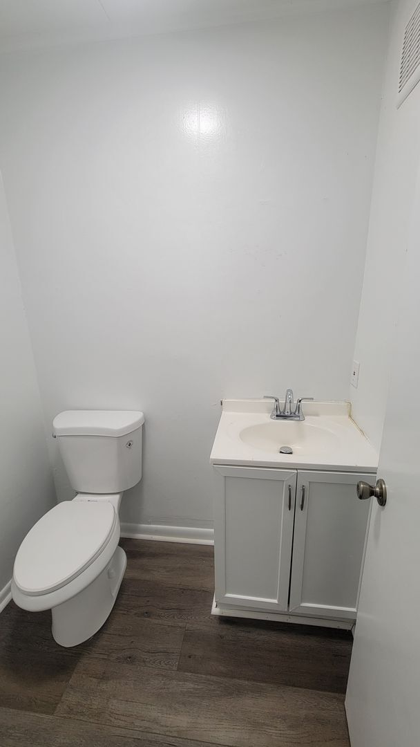 Building Photo - 2 Bedroom/ 1.5 Bath Townhouse Style Apartment in Newport