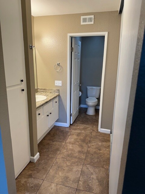 Building Photo - 2554 Olive Dr