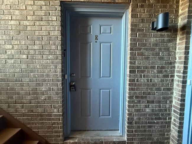 Building Photo - Move-In Ready University Area Condo with Modern Upgrades