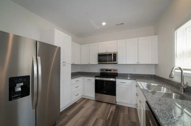 Building Photo - Midway Townhome
