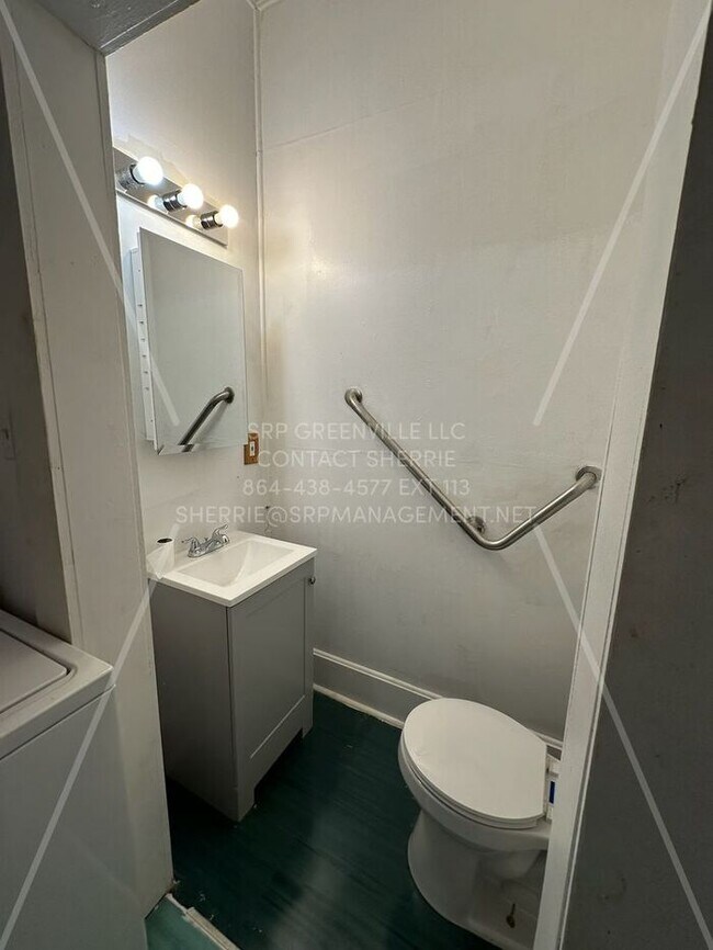 Building Photo - Move-in special!! 1/2 off first month rent...