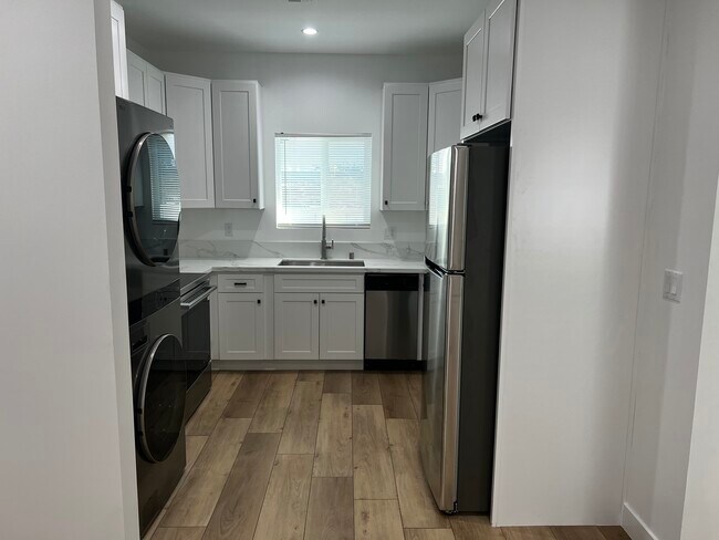 Foto del edificio - 5952 Balcom Ave