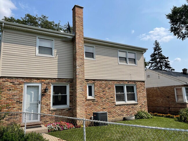Building Photo - 540 Mills St